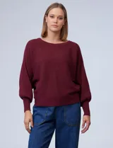 Buzo color borgoña en tejido acanalado, marca Cupio. De manga larga con modelo dolman y espalda con aplique de botones.