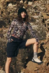 Remera de manga larga con estampado animal print en tonos marrones y negros.