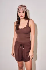 Short verde militar de lino y poliéster, de tiro medio con cintura elástica fruncida y cordón ajustable delantero. Cuenta con bolsillos laterales.