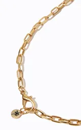 Collar dorado de cadena eslabonada con dije colgante compuesto por piedras de resina verde y esferas metálicas texturizadas.