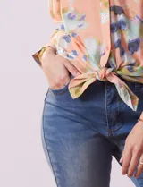 Camisa de gasa estampada, marca Zac & Rachel. Cuello a la base, escote en V y abertura central con botones. Delantera con bolsillo aplicado. Largo de manga regulable con presilla y botón. Terminación opcional de nudo en ruedo.