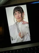 Cartera metálica plateada en forma de corazón con tiras de strass. Se puede llevar en el dedo como anillo, con asa para llevarla en la mano o con cadena para colgarla.