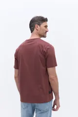 Remera de algodón color negro, con cuello redondo, mangas cortas y bolsillo frontal con logo estampado.