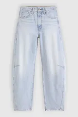 Pantalón de jean celeste de corte ancho, con bolsillos delanteros y traseros, y detalle de costuras en las rodillas.