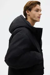 Campera parka acolchada de tejido técnico repelente al agua y rompevientos. Presenta cuello alto, capucha ajustable, cierre frontal oculto con solapa y cierre autoadherente. Incluye bolsillos calientamanos, bolsillos tipo parche con solapa y botón a presión, bolsillo interior y puños ajustables con trabilla.