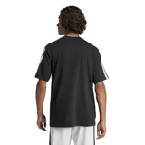 Remera Adidas Essentials 3 de hombre, color negro, con cuello redondo acanalado y hombros ligeramente caídos. Presenta las tres tiras blancas características de Adidas en las mangas y el logo de las tres barras bordado en el frente.