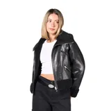 Campera de cuero sintético negro con interior y detalles de corderito sintético en cuello, puños y ruedo. Presenta cierre frontal metálico y bolsillos laterales con cierre.