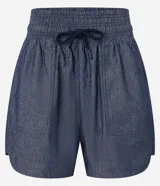 Short runner de jeans color azul, con cintura elástica ajustable con lazo, bolsillos grandes aplicados en el frente y bajo redondeado.