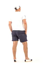 Short de baño amarillo con cintura elástica y logo pequeño en la pierna.