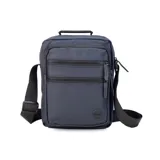 Bandolera azul marino con correa regulable negra, asa superior y múltiples bolsillos con cierre.