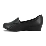 Zapatos negros de tacón chino bajo, confeccionados en napa sintética con diseño liso y panel lateral con textura geométrica acolchada.