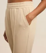 Pantalón de jogging deportivo color bordó, de cintura elástica, con frisos delanteros, bolsillos y puños en los tobillos.