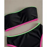 Bikini de dos piezas color negro con detalles en verde neón y fucsia. El top es tipo strapless (bandeau) y la bombacha es de tiro medio con corte clásico.