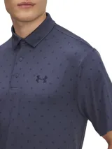 Remera tipo polo de golf Under Armour, modelo Playoff 3.0, de manga corta y color azul marino con estampado geométrico sutil. Cuenta con tapeta de tres botones y logo de la marca bordado en el pecho.