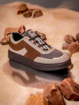 Championes urbanos de edición limitada inspirados en Luke Skywalker, con diseño en tonos arena, beige y marrón. Confeccionados en cuero y descarne, presentan detalles de Star Wars grabados en el lateral y en la lengüeta, con cordones con detalles en naranja y suela de goma oscura.