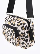 Bandolera rectangular con estampado animal print de leopardo en tonos beige, negro y dorado. Tiene un bolsillo frontal con cierre y correa larga regulable.