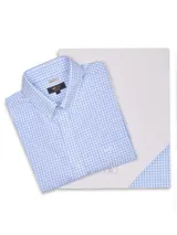 Camisa de manga larga RKF, de corte regular con cuello americano abotonado y diseño a cuadros en tonos celestes y blancos. Incluye bolsillo frontal con logo bordado.