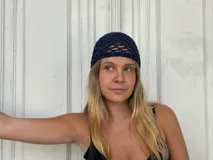 Gorro de malla calada color azul marino con hilo de lurex plateado.