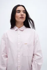 Camisa celeste de algodón con cuello solapa clásico, manga larga con puños abotonados, calce relaxed y bolsillo cuadrado en el pecho.