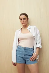 Short color beige con cintura alta y ruedo doblado.