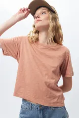 Remera de algodón de manga corta con cuello redondo, diseño básico y corte clásico.