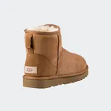 Botas cortas UGG Classic Mini II color negro, confeccionadas en piel de oveja Twinface con tratamiento de repelencia al agua. Interior forrado en piel de oveja y suela Treadlite by UGG™ para mayor comodidad.