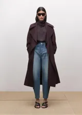 Jeans de corte relaxed y tiro alto en tono azul medio con efecto deslavado.