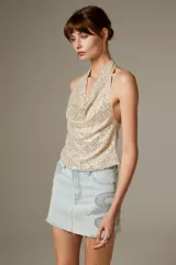 Falda mini de jean con diseño recto, bolsillos tradicionales y aplicación de strass brillante en el lateral.