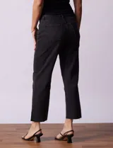 Pantalón de jean de tiro alto, pierna recta y corte a la altura del tobillo.