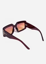 Lentes de sol rectangulares color marrón con lentes degradadas en tonos naranja.