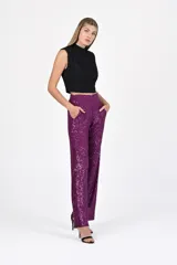 Pantalón de vestir violeta con lentejuelas, corte recto y bolsillos laterales.