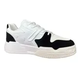 Championes urbanos de diseño chunky, combinando paneles en color blanco y negro con detalles de estampado tipo salpicadura. Presentan suela de plataforma con relieve y cordones al tono.