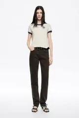 Pantalón de denim color marrón oscuro, tiro medio, corte ajustado y diseño de cinco bolsillos.