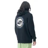 Buzo polar Quiksilver con capucha y cordón ajustable, de color negro con bolsillo tipo canguro y estampado circular en el pecho.