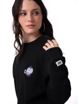 Buzo de cuello redondo color negro, con calce holgado y mangas largas. Presenta un estampado gráfico en el pecho con forma de corazón y la palabra 'Caterpillar', además de una etiqueta con el logo de la marca en el puño izquierdo. Posee puños, cuello y ruedo acanalados.