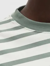 Remera manga larga de corte holgado, con diseño de rayas horizontales en color verde laurel y blanco, cuello redondo y confeccionada en algodón orgánico.
