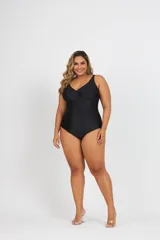 Malla enteriza negra con escote en V y breteles anchos.