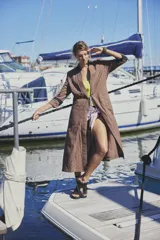 Tapado largo color blanco, de lino y algodón, con cuello en V abierto y sin cierre.