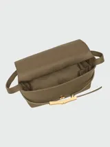 Cartera cruzada Longchamp modelo Le Smart Flow S, confeccionada en cuero texturizado negro, con solapa frontal y cierre metálico dorado. Cuenta con correa fina ajustable para llevar al hombro o cruzada.