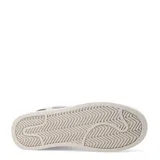 Championes Umbro modelo Milo, color beige y blanco con detalles en azul marino. Presentan cordones beige, suela plana y el logo de Umbro en el lateral.