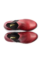Bota baja de cuero color rojo, con elástico lateral negro y suela de goma negra.