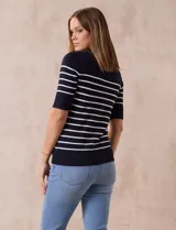 Buzo de punto fino Cable & Gauge, color negro con rayas horizontales blancas, manga corta y cuello redondo.