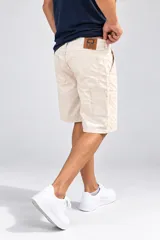 Bermuda carpintera de gabardina en color beige, con bolsillos laterales utilitarios y diseño cómodo para hombre.