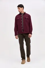 Sobrecamisa de algodón color bordó, con cuello solapa, cierre frontal con botones y dos bolsillos en el pecho con tapa.