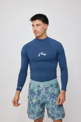 Remera técnica de natación manga larga con protección UV, color azul, con cuello alto y logo de la marca estampado en el pecho.