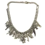 Collar plateado de cadena gruesa con dijes colgantes de acero y aleación con forma de estrella, llave, rayo, virgen, cruz, trompeta, cerezas, corazón, hombrecito, candado, cuchara, ala, micrófono, etc.