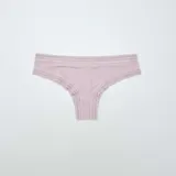 Pack de tres braguitas brasileñas de microfibra con encaje. Una es azul con lunares blancos, otra es rosa y la tercera es azul marino con estampado floral blanco.