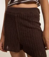 Short de punto texturizado color blanco, de corte recto con cintura elástica y forro interior.