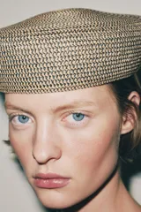 Gorro tipo casquete combinado, de tejido trenzado en tonos marrón y negro.