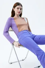 Remera de rib color marrón, lila y blanco, con cuello redondo, mangas largas y costuras externas en contraste.